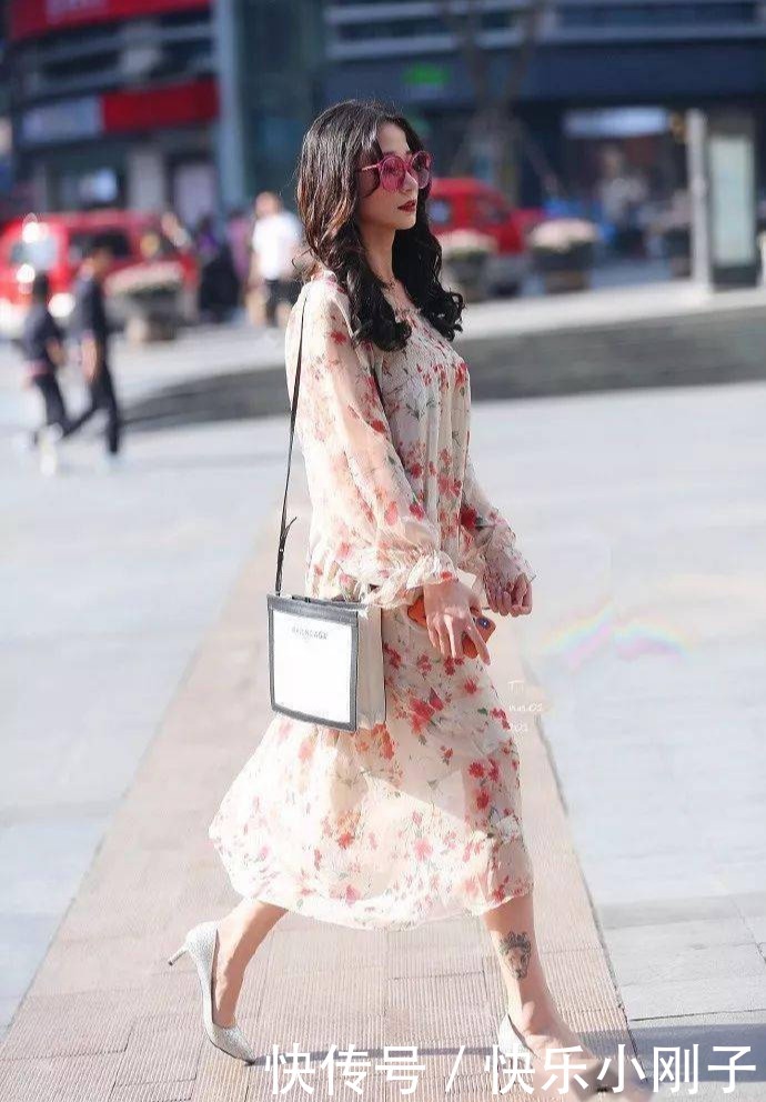 美女搭配一双高跟鞋，银白色凸显出女性的优雅气质