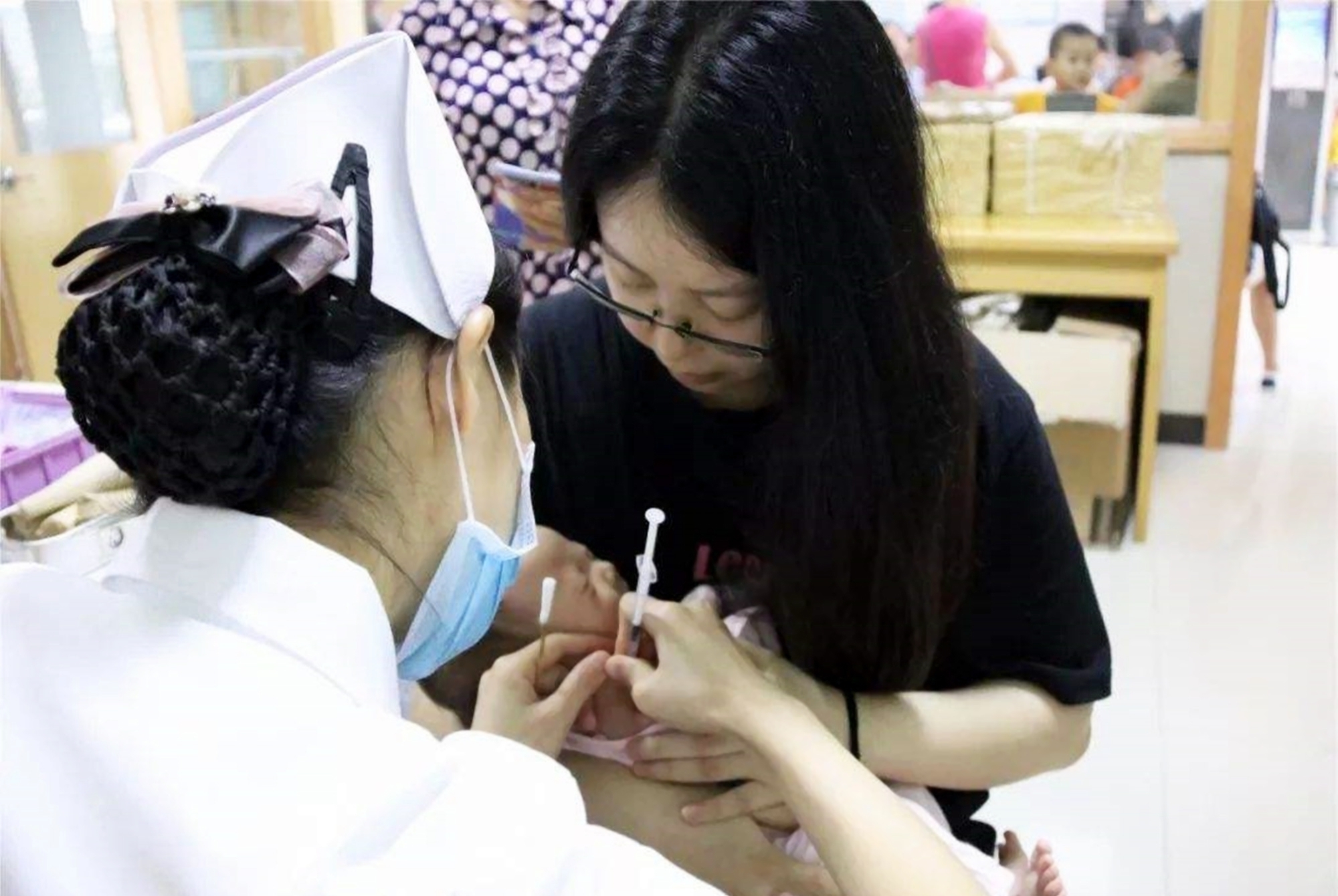 嘴唇|宝宝身体缺水后的这4种表现,暗示宝妈该抓紧补水,错过害娃不浅