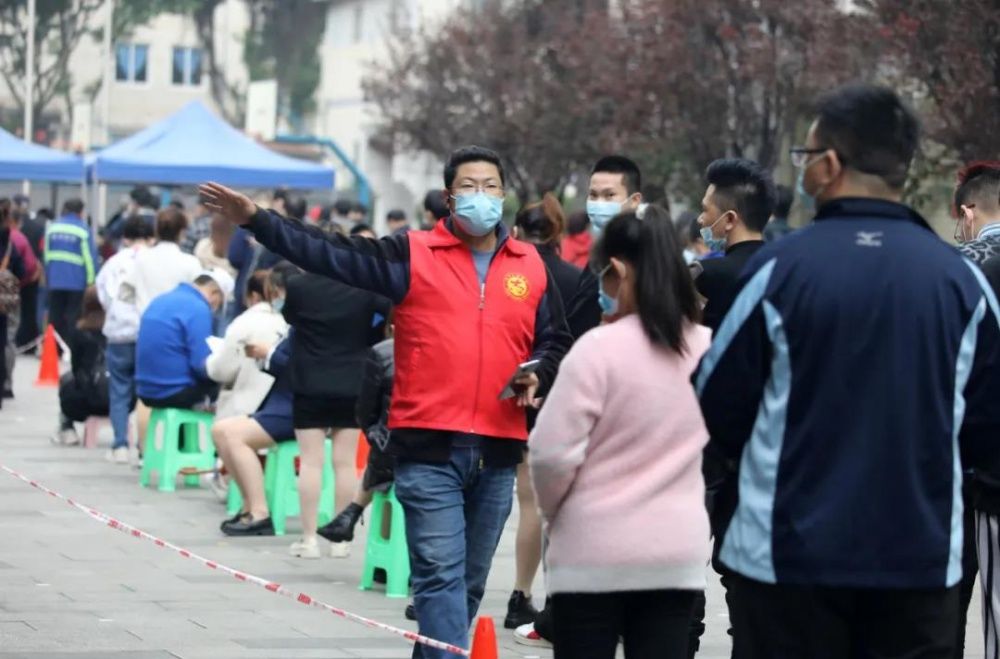 检测|重庆渝北核酸检测点上的一抹“志愿红”