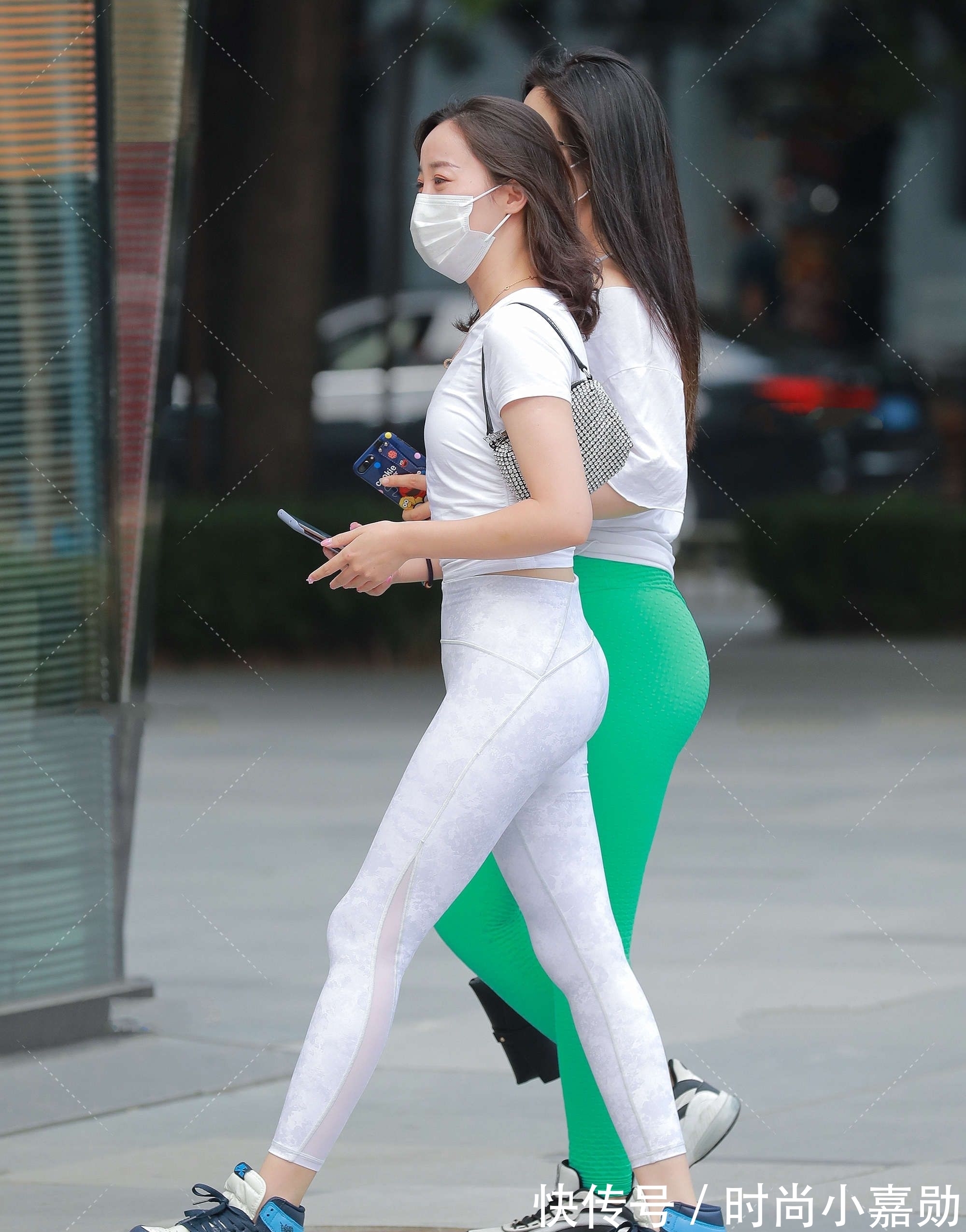 穿搭 白色动感套装简约时尚,大理石花纹打底裤有特点,穿搭舒适