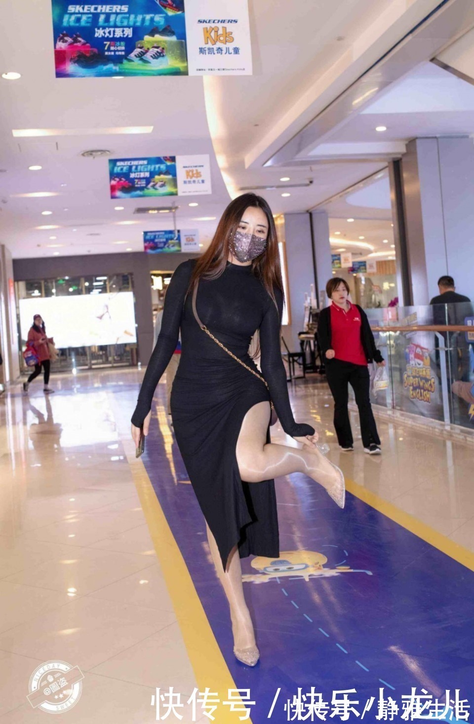 美女|“漏斗形”身材的连衣裙美女,得体耐看又时尚,白里透白