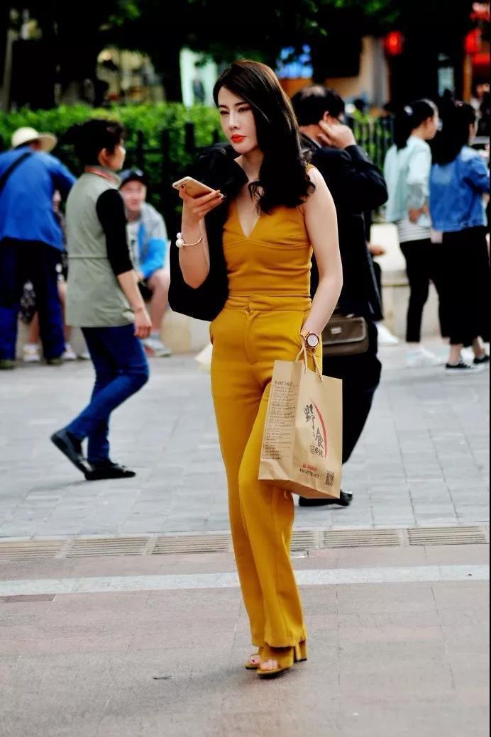 无限|街拍:一身黄色套装的性感俏丽美女,冷艳成熟的气质魅力无限!