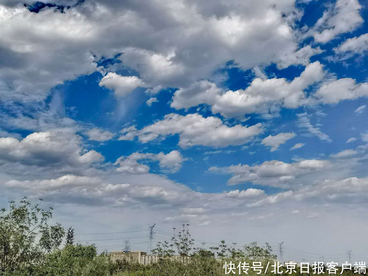 白云 美！今天的北京，天空湛蓝剔透，白云如絮似雪