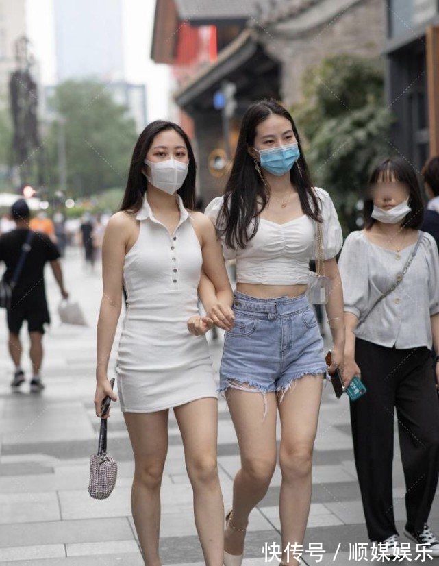穿搭 闺蜜俩白色系穿搭风格却完全不同,无肩连衣裙搭配高跟鞋更胜一筹
