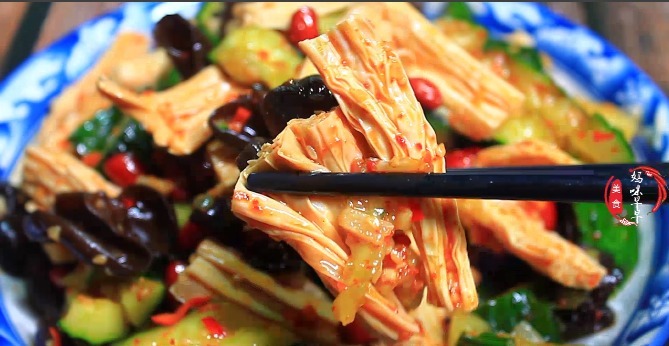 凉拌黄瓜,别直接加醋和生抽,记住“2211”,保证又脆又香还入味