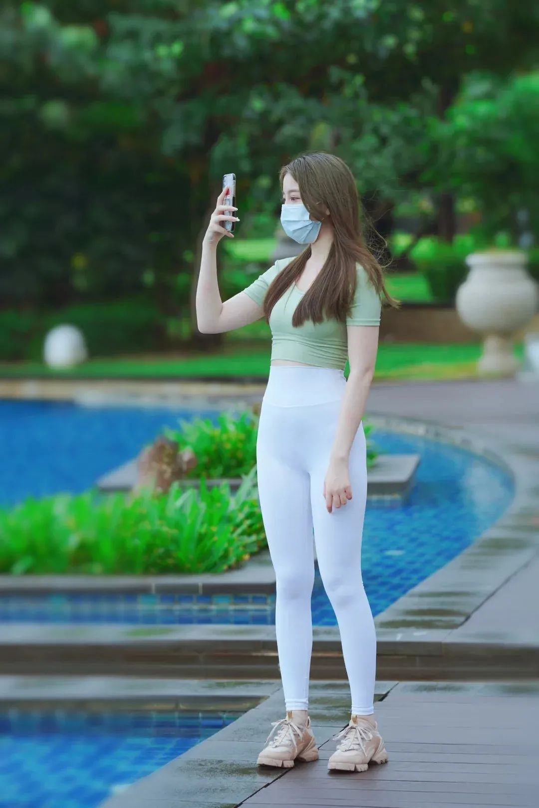 小姐姐 白色瑜伽裤搭配运动鞋,苗条身材完美展现