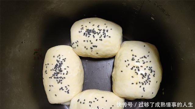 1碗面粉2个鸡蛋,教您做电饭锅面包,一看就会,简单好吃零失手