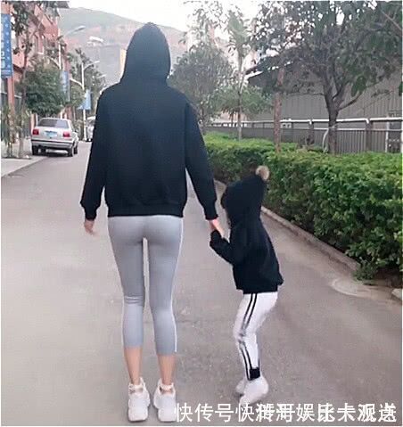 女儿|妈妈带女儿跳舞走红,网友妈妈身材真好,爸爸真有福气