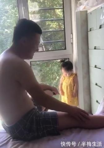 舅舅|13个月姐姐打表妹后，被舅舅罚站，一脸委屈的小表情萌翻了