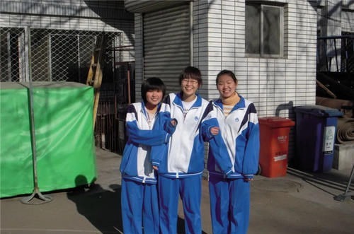 校服|孩子每次回家都说冷,宝妈怀疑校服有问题,剪开校服后宝妈哭了