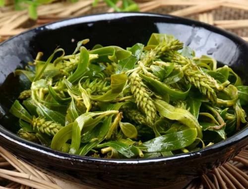 春天的这菜是个宝，马路边摘一袋子，炒鸡蛋蒸着吃都行，特鲜