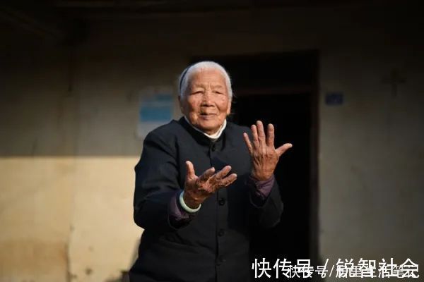 图源|98岁功夫奶奶红了,与外国小哥切磋武艺被狂赞:中国人都会功夫?