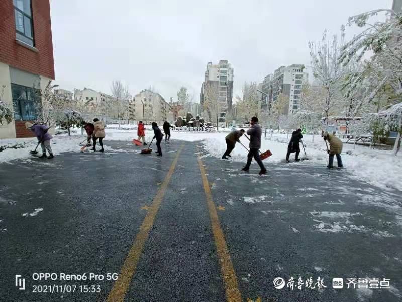 师生|东昌府区启明小学教职工提前清扫校园积雪，确保师生入校安全