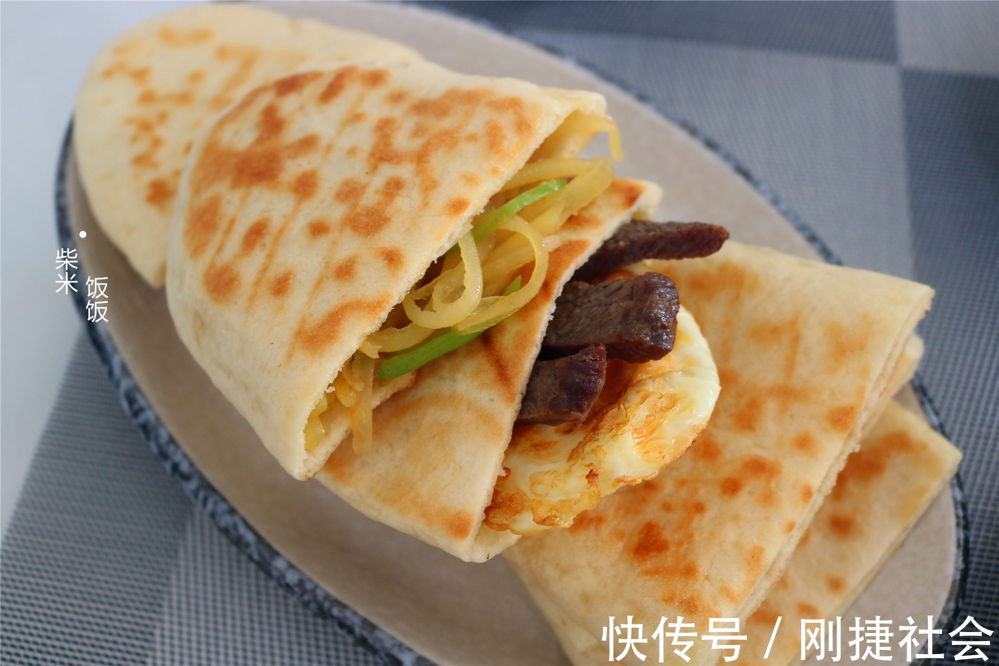 面团|发面饼还可以这样做，大空心，加上自己爱吃的菜，人人喜欢