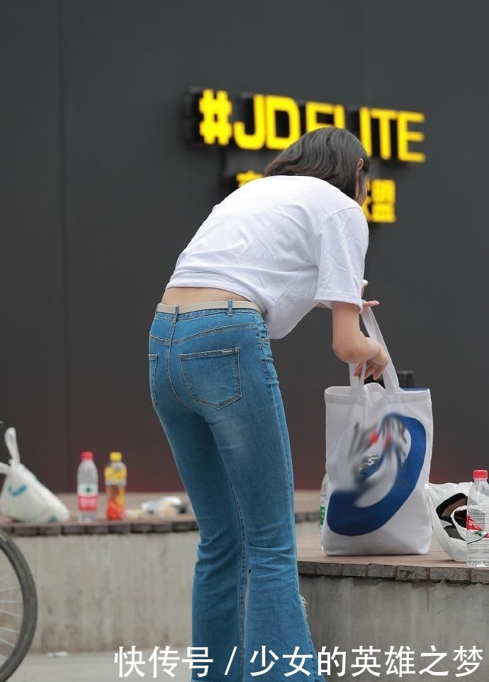 牛仔裤|街拍:牛仔裤的简约搭配,低调的魅力