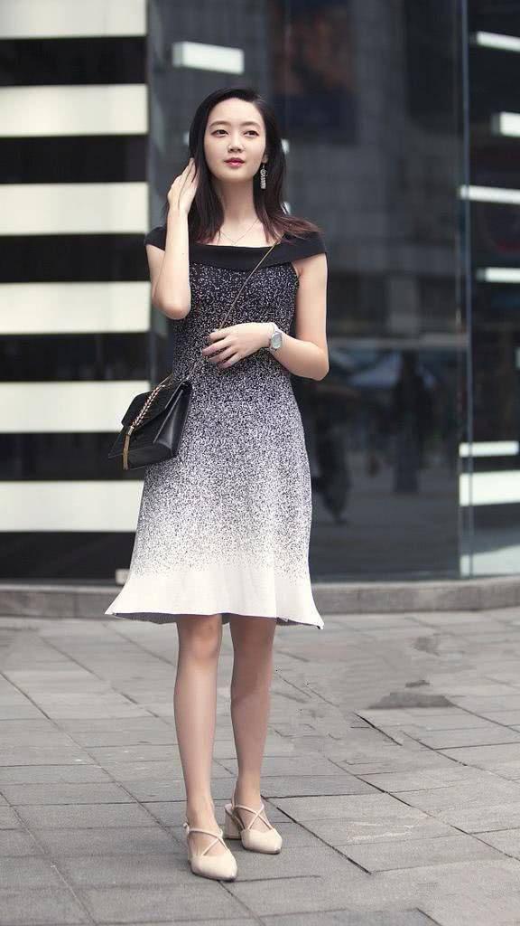 街拍:身材纤瘦的小姐姐,身穿交叉式连衣裙,十分的有气质