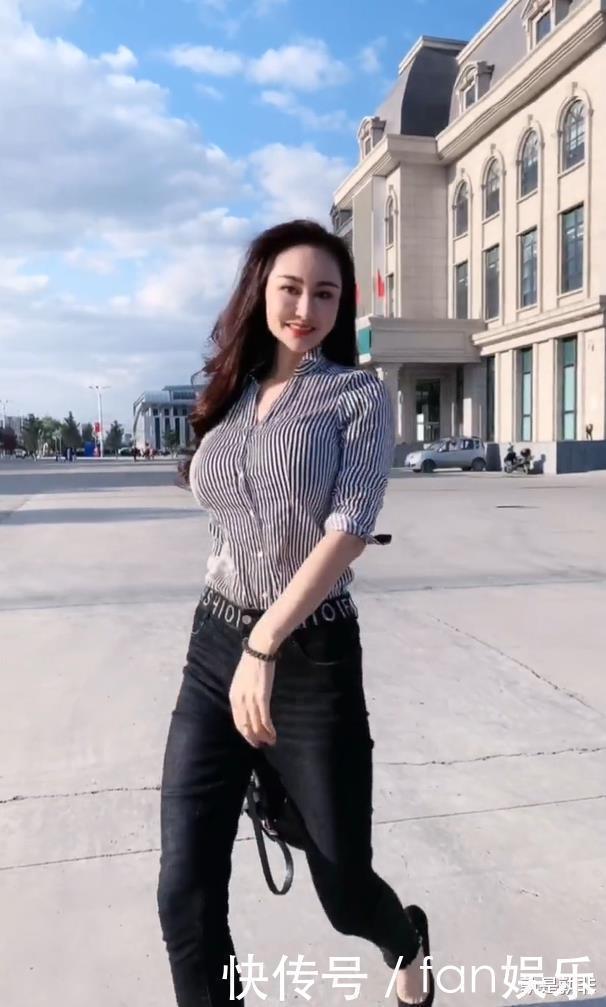 女孩|条纹衬衫配上牛仔裤，值得高挑女孩试上一试