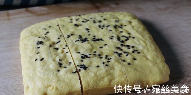 无油无糖的玉米面蛋糕，蒸锅就能做，低脂不怕胖，简单好吃不上火