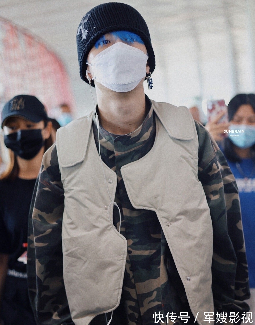 发型|范丞丞又染新发色了!蓝色渐变发型“撞衫”机场工作人员