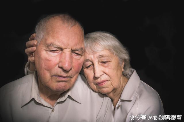 医生|老年人失眠怎么办?医生直言:少吃2白,做好1事,睡觉很香甜