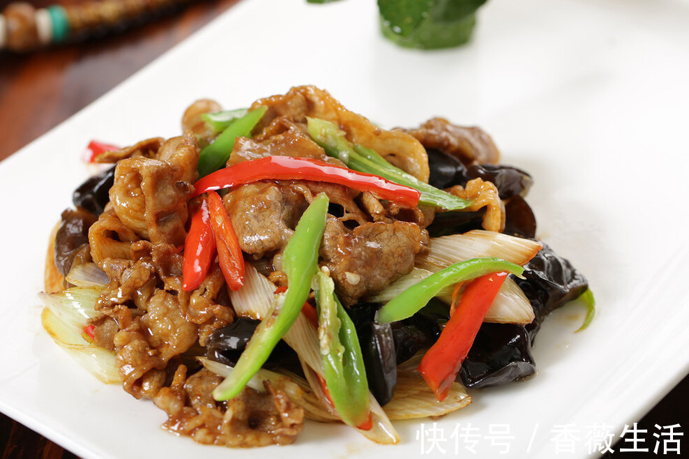爆炒|葱爆羊肉，直接炒还是先焯水都不对，教你一招，羊肉鲜嫩不膻