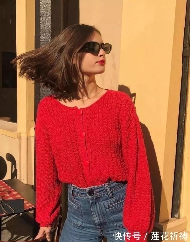 小姐姐 今年流行一种新穿法叫:“奶奶衫+牛仔裤”,显高还显腿长