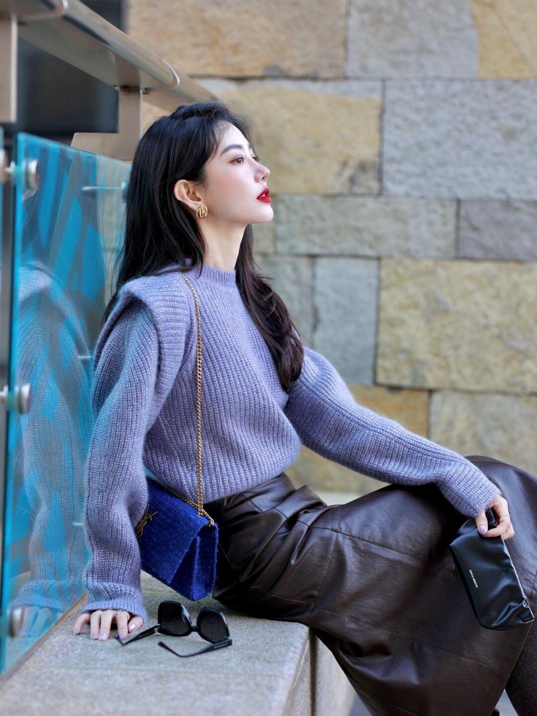 子女生 冬天毛衣怎样搭配出时尚感!紫色毛衣搭配皮裙,高级又不失个性!