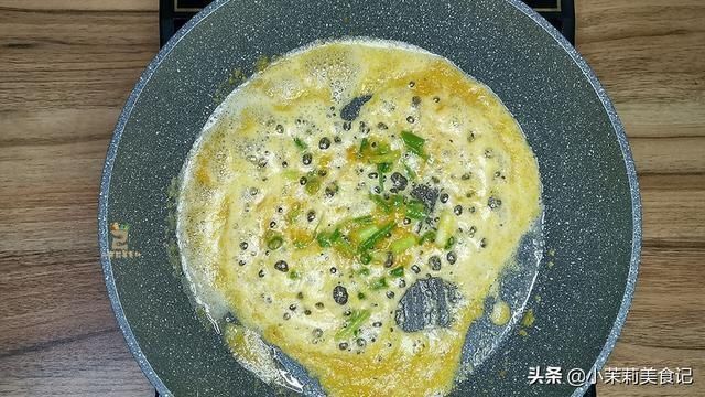 蒸茄子时,万万不可直接蒸,多加一步,茄子雪白不黑,鲜嫩有食欲