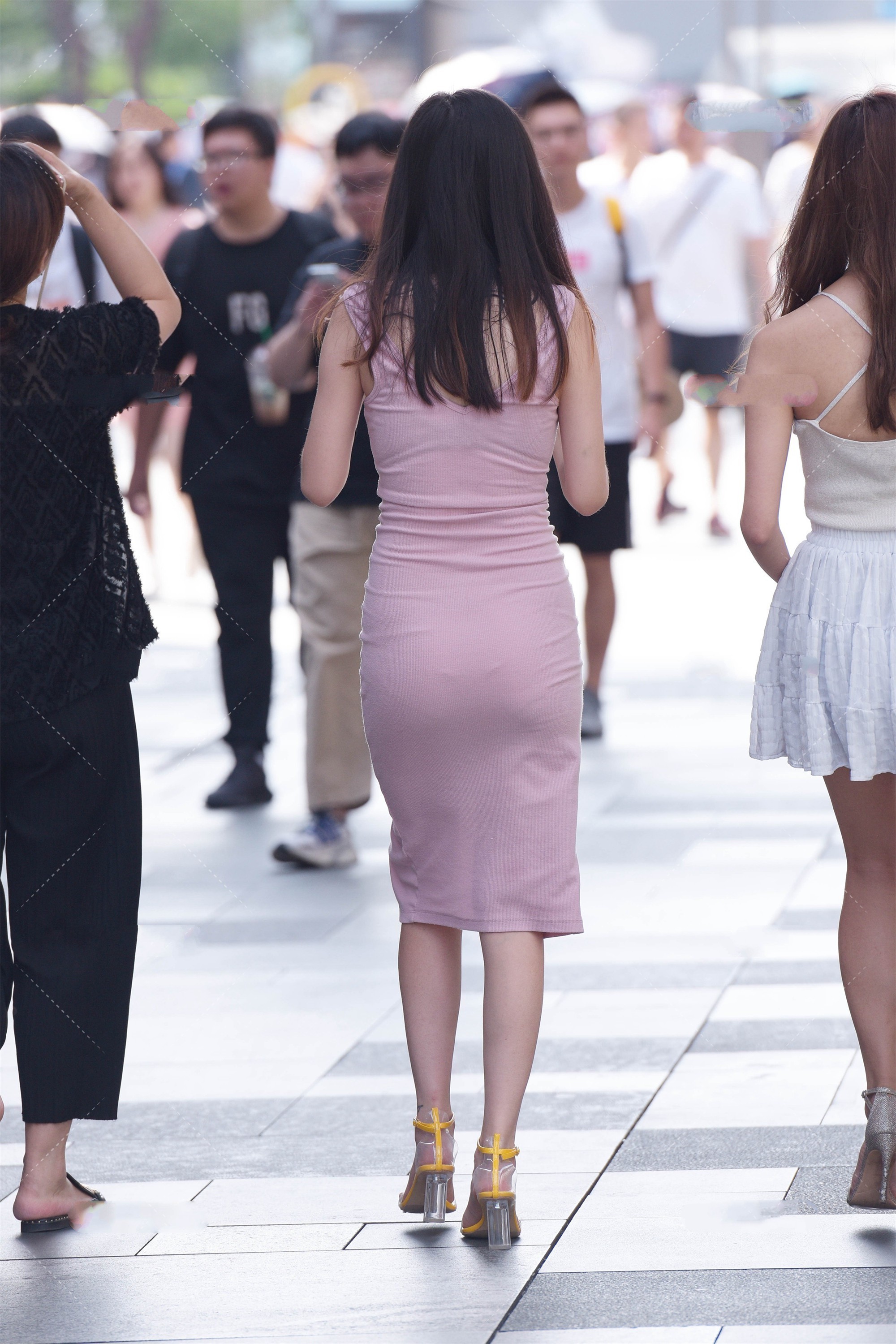 裙摆处|美女街拍:针织连衣裙穿上很有气质,浅粉色的针织连衣裙穿上很温婉