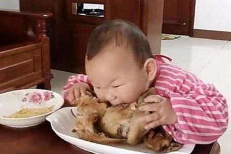 大宝|二胎妈妈照顾二宝,顾不上饿了的大宝,走到客厅一看,好笑又心酸