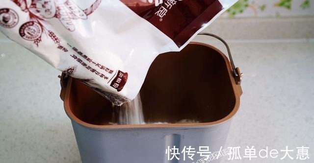 高纤|甜面包吃腻了,试试这款无油无糖的高纤面包吧!外脆内软越嚼越香