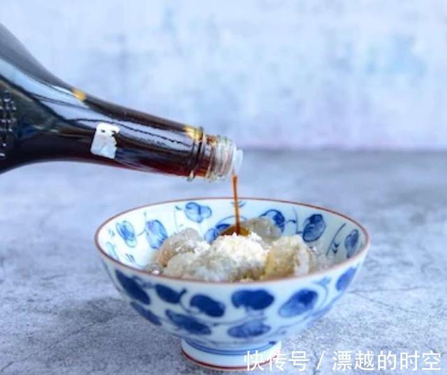 虾仁菌菇豆腐这三样食材在一起,打造一锅鲜香味美的海鲜汤