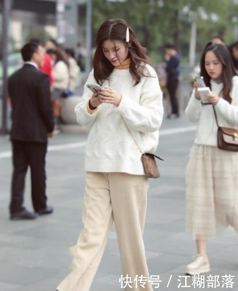 街拍性感多姿的小姐姐,轮廓性感分明,很不错的姑娘