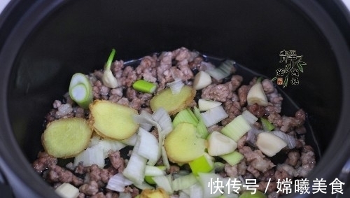 中午用2两肉炖了1锅菜，汤鲜菜香，无肉不欢的老公也抢着吃