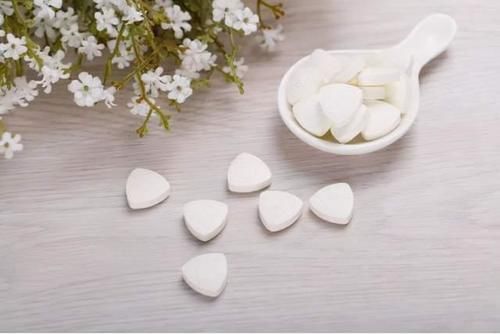 维生素|如何正确服用维生素C、B12、B2和叶酸?是餐前服用还是餐后服用好