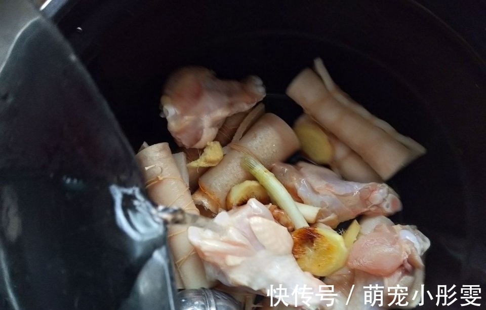 猪皮|它价格比猪肉低，10块钱做一盆切切就上桌，看到最后：果然是简单