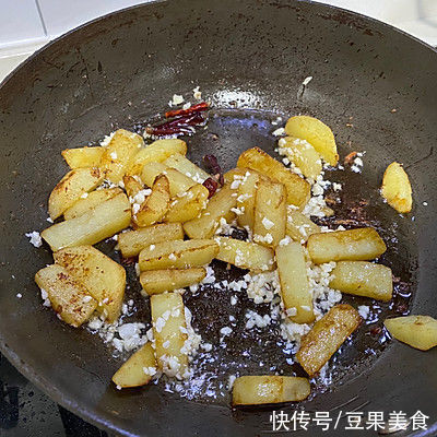 发苦|这道吮指蒜香土豆鸡翅一上桌，我的筷子就没停过