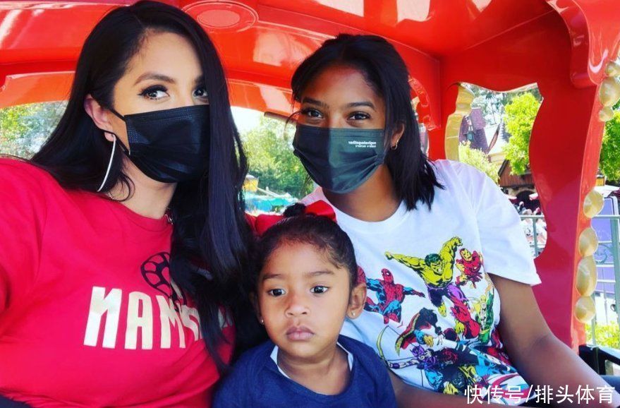 面对镜头|科比长女单手抱妹妹，悬殊17岁！等于半个妈妈，越来越像瓦妮莎