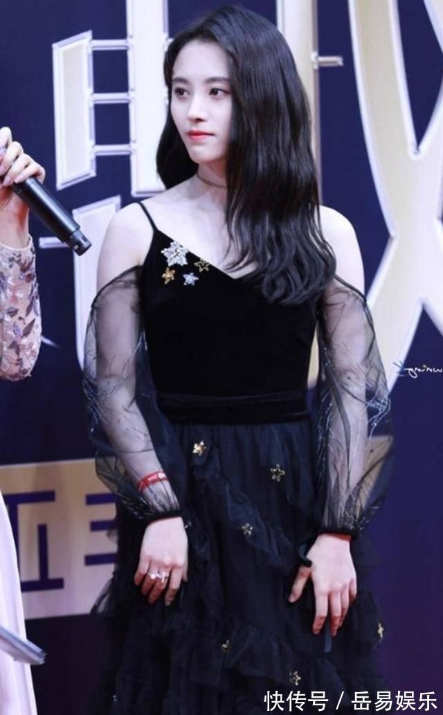 轻薄|美女紧身裤搭轻薄的白色T恤,走在大街回头率一定是满满的