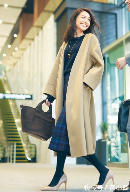穿搭 经典的“大衣穿搭”,看日本博主搭配技巧就够了,穿起来又暖又美