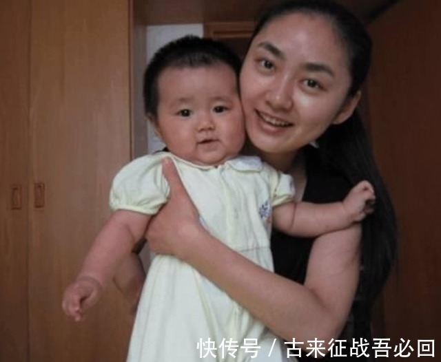 接力棒|2011年丛飞遗孀遗体告别仪式, 5岁女儿默默抹泪,上千名市民送行