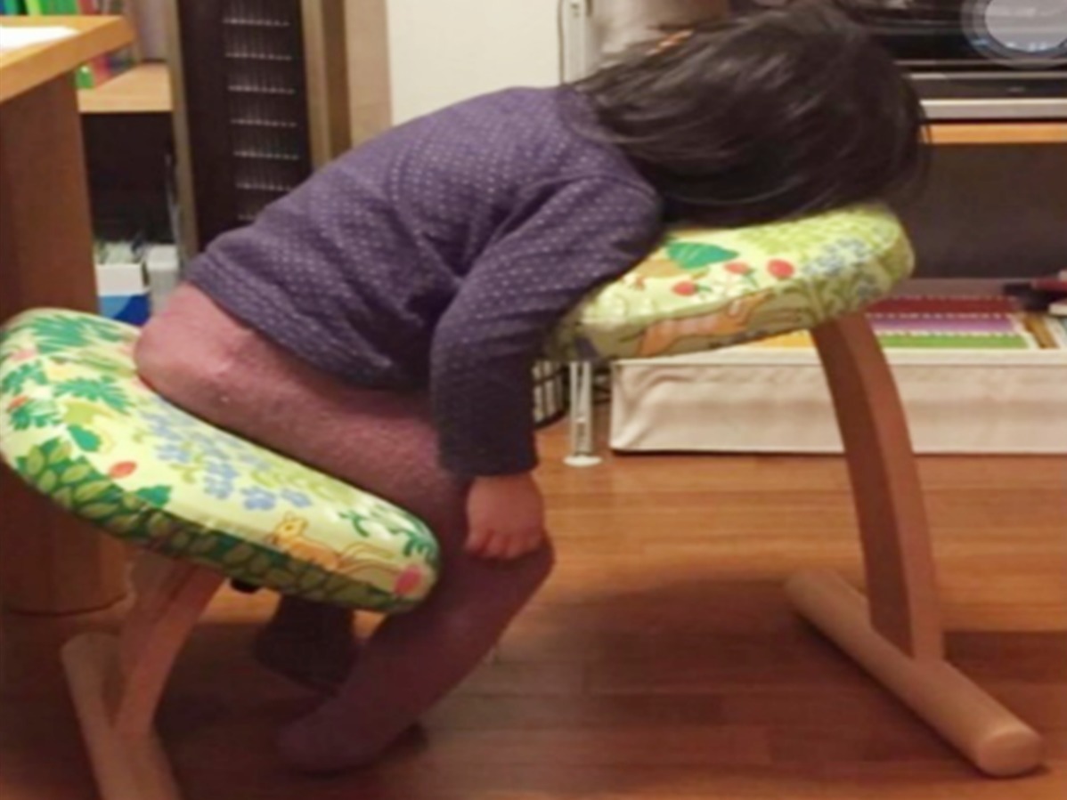 父母分享孩子“没电了”的照片“火了”,感慨:睡功是真强啊