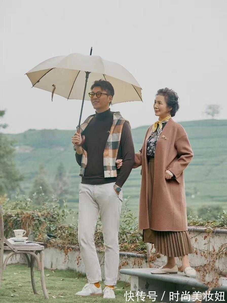 亮色系 再晚都不算晚,60岁的女人也可以穿得很美,看这位奶奶就知道