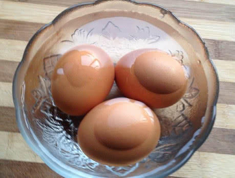 下锅|煮鸡蛋时,直接下锅煮就错了,多加这1步,鸡蛋又香又嫩还易剥皮