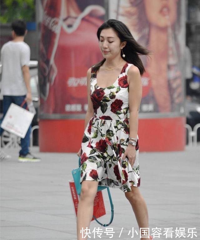 印花吊带连衣裙,配一双斜跟的凉鞋,逛街轻松不累,还显身材高挑