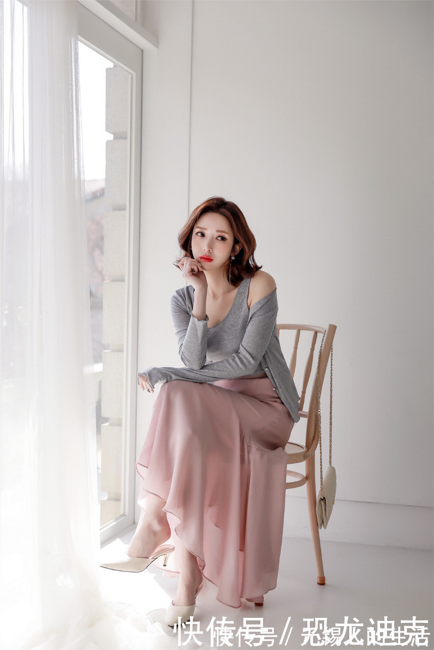 美女 穿过膝长裙的美女模特,端庄优雅的气质很迷人