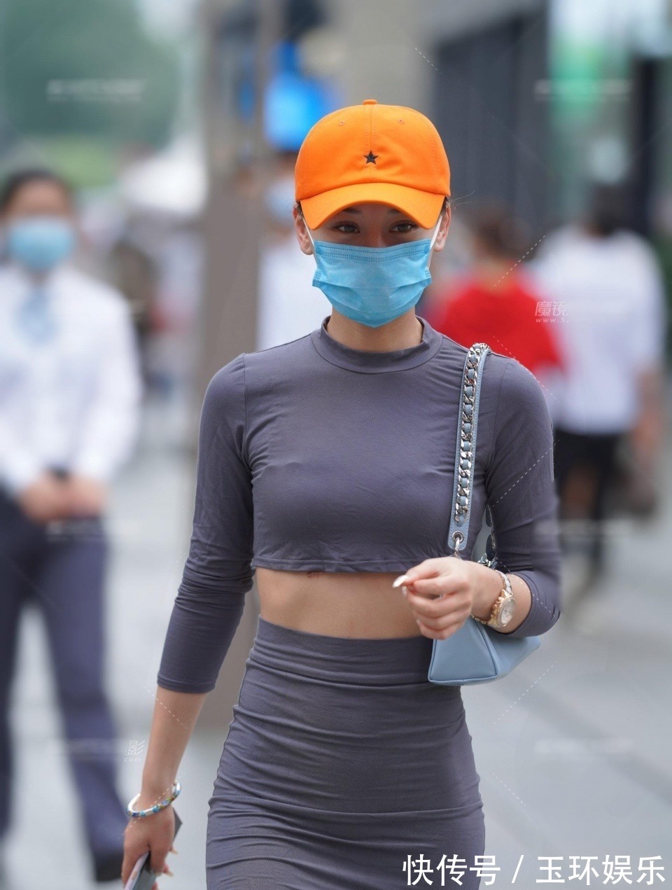 白色 白色背心的穿搭会显得轻盈很多,搭配牛仔裤完美地展现女性时尚