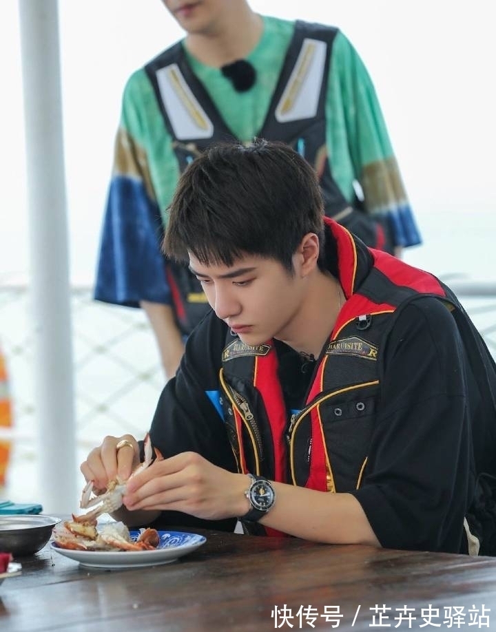 天天兄弟|王一博被老師傅連夸：你好聰明。今晚一起揭秘王一博的神秘禮物！