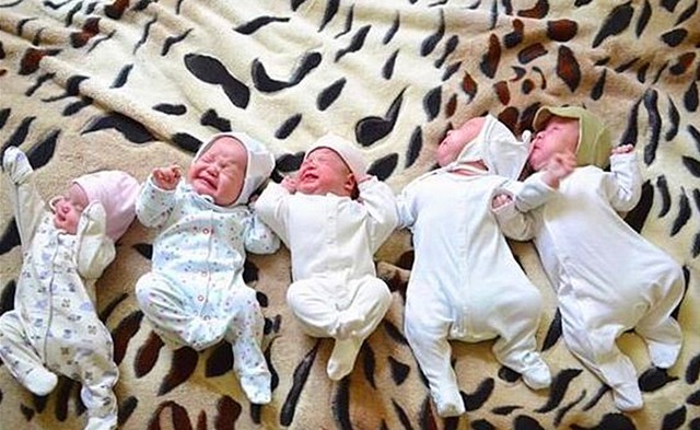 胡里|爸爸姓“周”,给五胞胎取名自认好记,民警:喝了多少酒取这名?