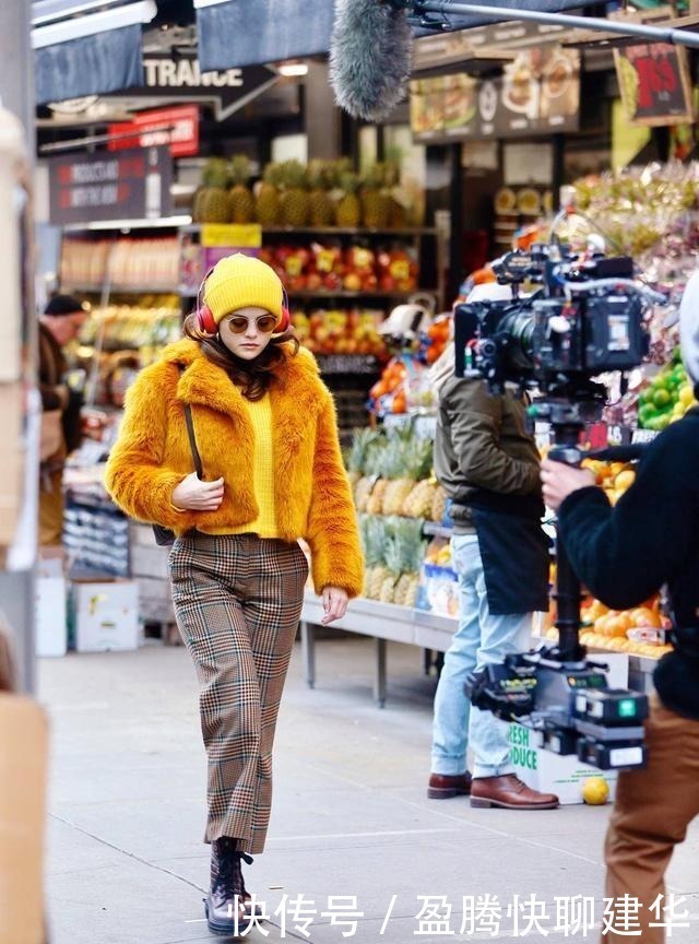 泰迪|赛琳娜美得高调!穿泰迪大衣搭红色连体裤,烫波浪卷发尽显女神范